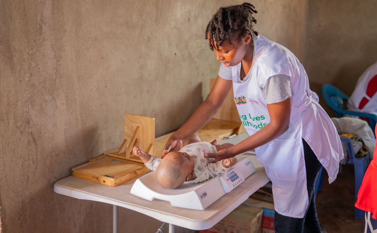 infermiera-salute-infantile-amref-aspect-ratio-420-260